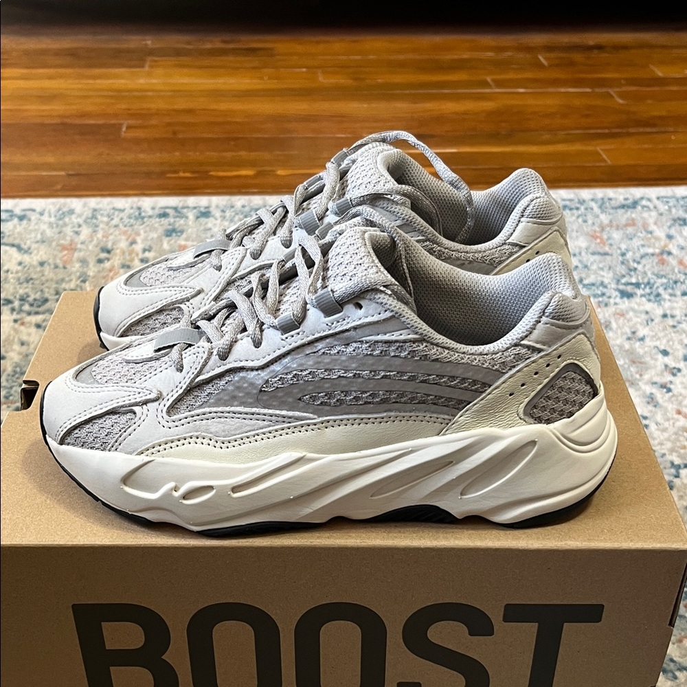 White Yeezy Boost 700 V2